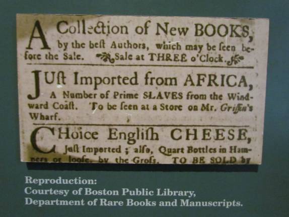 Recorte de jornal antigo anunciando a venda de vários 'produtos', inclusive escravos, em Boston, capital de Massachusetts, nos Estados Unidos
